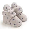 Dettaglio di stivaletti invernali morbidi per neonato con stelle e velcro. - Blu Grigio (B258)