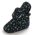 Detailansicht eines dunkelblauen Baby-Winterstiefels mit Blattmuster und warmem Fleecefutter - 11cm / Blattdruck-Stil (C-651) / Blau