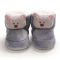 Detailweergave van de schattige grijze beer baby slofjes met warme pluchen voering - Grijs Beer