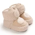 Dettaglio di stivaletti neonato in pile beige con ricamo di agnello e chiusura velcro - Albicocca