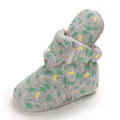 Nahaufnahme von grauen Babyschuhen mit Blattmuster und weichem warmem Fleecefutter - 11cm / Blattdruck-Stil (C-651) / Grau