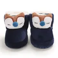 Detailweergave van schattige babykatoenen schoenen met dierendesign en antislipzolen - Blauwe Vos