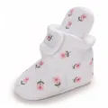 Detailansicht weißer Babystiefel mit rosa Blumenstickerei und weicher Sohle - 11cm / Blumendruck-Stil (C-652) / Weiß