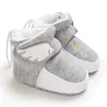 Nahaufnahme von grauen Baby-Winterschuhen mit weichem Fleecefutter und Flügeln - Grau