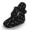 Detail eines schwarzen Baby-Winterschuhs mit weißem Ankermuster und Fleecefutter - 11cm / Ankerdruck-Stil (C-653) / Schwarz