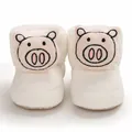 Vooraanzicht van witte pluche babyschoentjes met schattig cartoon varkensgezicht - Wit Varken