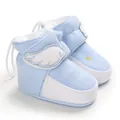 Detailansicht blauer Baby-Winterschuhe mit Plüschfutter und Engelsflügel-Akzenten - Hellblau