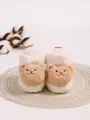 Detailansicht gemütlicher weißer Plüsch-Babyschuhe mit süßer brauner Bärengesicht-Stickerei - 13cm / Kamelfarbener Bär
