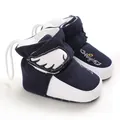 Detailansicht dunkelblauer Babyschuhe mit Engelsflügel-Stickerei und Fleecefutter. - Dunkelblau
