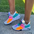 Bunte Damen-Sneaker mit dicker gesprenkelter Sohle und Hologramm-Details - bunt