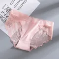 Slip senza cuciture in seta di ghiaccio rosa con eleganti pannelli laterali in pizzo floreale - Taglia M / Pantaloni e gonne / Rosa