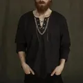 Dettaglio tunica nera medievale da uomo con scollo stringato e ricamo - Nero