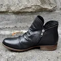 Detalle de la textura de cuero plisado de los botines vintage negros con cremallera lateral - 36 / Negro