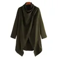 Vue détaillée d'une cape pour hommes vert olive foncé à col montant et ourlet. - Vert