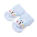 Gros plan sur le motif ours 3D mignon des chaussettes en éponge épaisses pour bébé - Petit Ours Bleu / 0-December