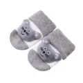 Vue détaillée des chaussettes antidérapantes bébé grises avec chat en peluche 3D. - Souris Grise / 0-December
