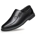 Scarpe casual da uomo in pelle nera slip-on con texture a grana morbida - Nero