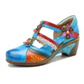 Vista detallada de sandalias de cuña vintage en cuero patchwork con flores en 3D - Azul claro