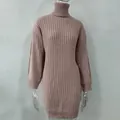 Rosa langärmeliges Strickkleid mit Rollkragen und Rippenmuster auf einer Schaufensterpuppe - Rosa