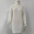 Detailansicht der cremefarbenen Rippstruktur dieses hochgeschlossenen Strickpullovers - Weiß
