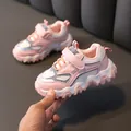 Modieuze roze-witte kindersneakers met zachte golfzool en klittenbandsluiting. - Roze