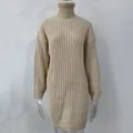 Nahaufnahme eines beigen Strickkleides mit Rollkragen, langen Ärmeln und geripptem Muster. - Beige