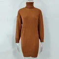 Detaillierte Ansicht eines karamellfarbenen Rollkragen-Strickkleides mit Rippenmuster - Ziegelrot