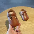 Klassische braune Baby-Lauflernschuhe aus Leder mit T-Steg, Schnalle und weicher Gummisohle - Braun / Größe 16 (innenlänge 125 Cm)