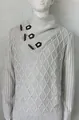 Detalle de jersey de punto gris para hombre con hebillas de cuero y motivos de diamantes - Blanco