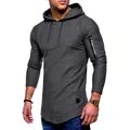 Vista detallada de la camiseta con capucha gris ajustada para hombre con bolsillo con cremallera - Gris