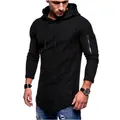 Detalle de camiseta negra con capucha para hombre con cremallera en la manga - Negro