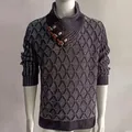 Suéter de punto para hombre con cuello alto, estampado de rombos y hebillas de cuero - Negro