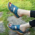 Seitenansicht blauer Plateau-Keilsandalen mit hohlem Kreuzriemen-Design auf grünem Gras - 35 / Saphirblau