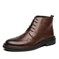 Bottines brogues classiques en cuir marron pour hommes avec finition texturée et semelle noire - Marron