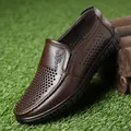 Mocassini casual in pelle marrone premium per uomo con fori traspiranti e suola piatta. - 38 / Motivo a Fori / Marrone