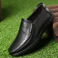 Mocassini casual da uomo in pelle nera con design traforato traspirante e suola morbida - 38 / Motivo a Fori / Nero