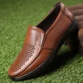 Mocassini casual da uomo in pelle marrone con fori traforati e suola morbida e piatta - 38 / Motivo a Fori / Giallo
