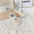 Detalle de los zapatos de lona a cuadros naranjas para niñas con una cómoda banda elástica - Tamaño 12.5cm / Cuadros Naranja
