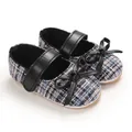 Elegante Baby-Prinzessin-Schuhe aus Tweed in Rosa und Blau mit schwarzer Schleife. - Schwarz