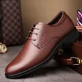 Nahaufnahme brauner Herren-Lederschuhe mit geprägtem SPORT-Detail an der Seite - 38 / Ganzjahres-Stil / Braun