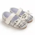 Detailansicht der eleganten weißen Tweed-Baby-Mary Jane-Schuhe mit Schleife und Klettverschluss - Weiß