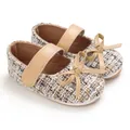 Detailansicht von beigen Tweed-Babyschuhen für Mädchen mit Schleife und Klettverschluss - Aprikose