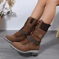 Primer plano de botas de invierno marrones con cuello de punto y cordones - 35 / Marrón