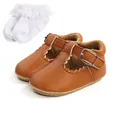 Dettaglio scarpe Mary Jane marroni da neonato e calzini di pizzo bianco - 11cm / Set Scarpe Primi Passi e Calzini / Marrone