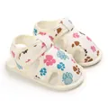 Sandalias suaves para bebé con estampados de patas de colores y cierre de velcro - Blanco