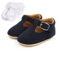 Vista dettagliata di scarpine da neonato in pelle scamosciata blu e calzini in pizzo - 11cm / Set Scarpe Primi Passi e Calzini / Blu Profondo Opaco