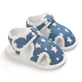 Detalle de sandalias azules para bebé con estrellas blancas y cierre de velcro. - Azul y Blanco