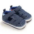 Dettaglio di sandali estivi per neonati in denim blu con suole morbide e velcro - Blu