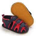Dettaglio di sandali blu navy per neonati con suole morbide antiscivolo con motivi a stelle - Rosso Blu Patchwork