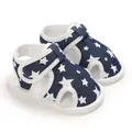 Vista detallada de sandalias azules para bebé con patrón de estrellas blancas y velcro - Azul marino